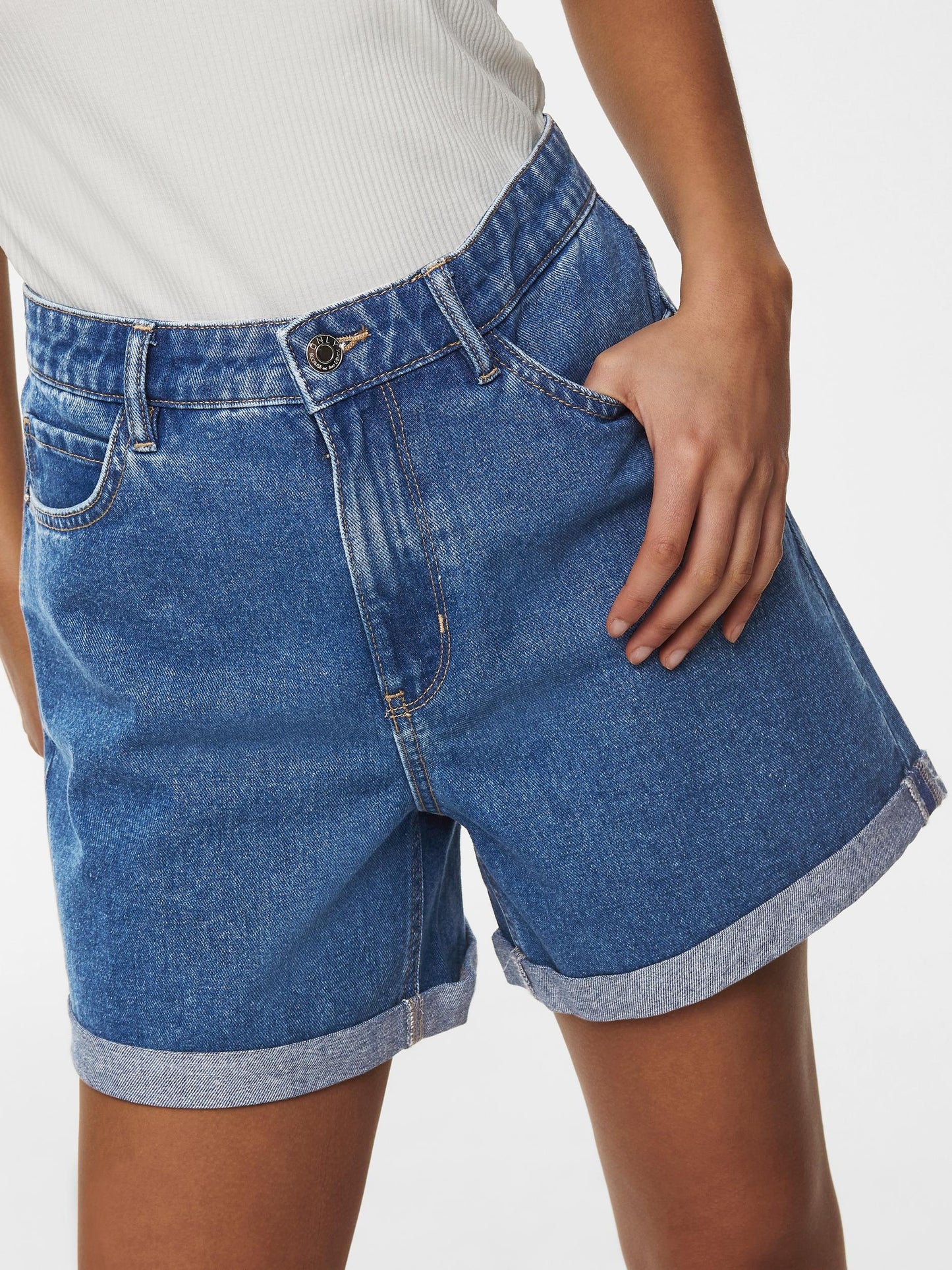 ONLY - SHORTS - VEGA HW MOM 15230571 - MEDIUM BLUE DENIM
