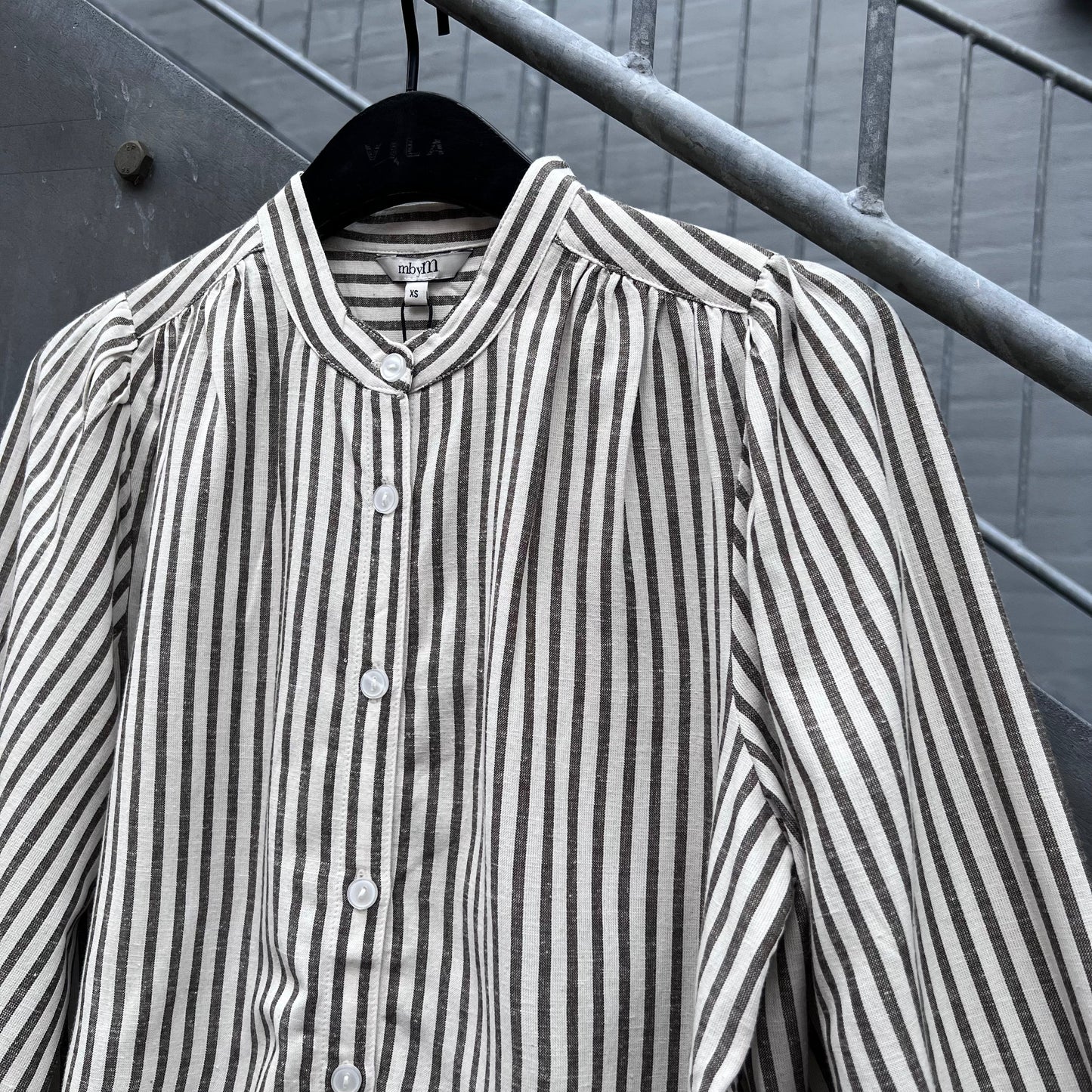 MBYM - SKJORTE - DAYANA SOLSTICE - OLIVE STRIPE
