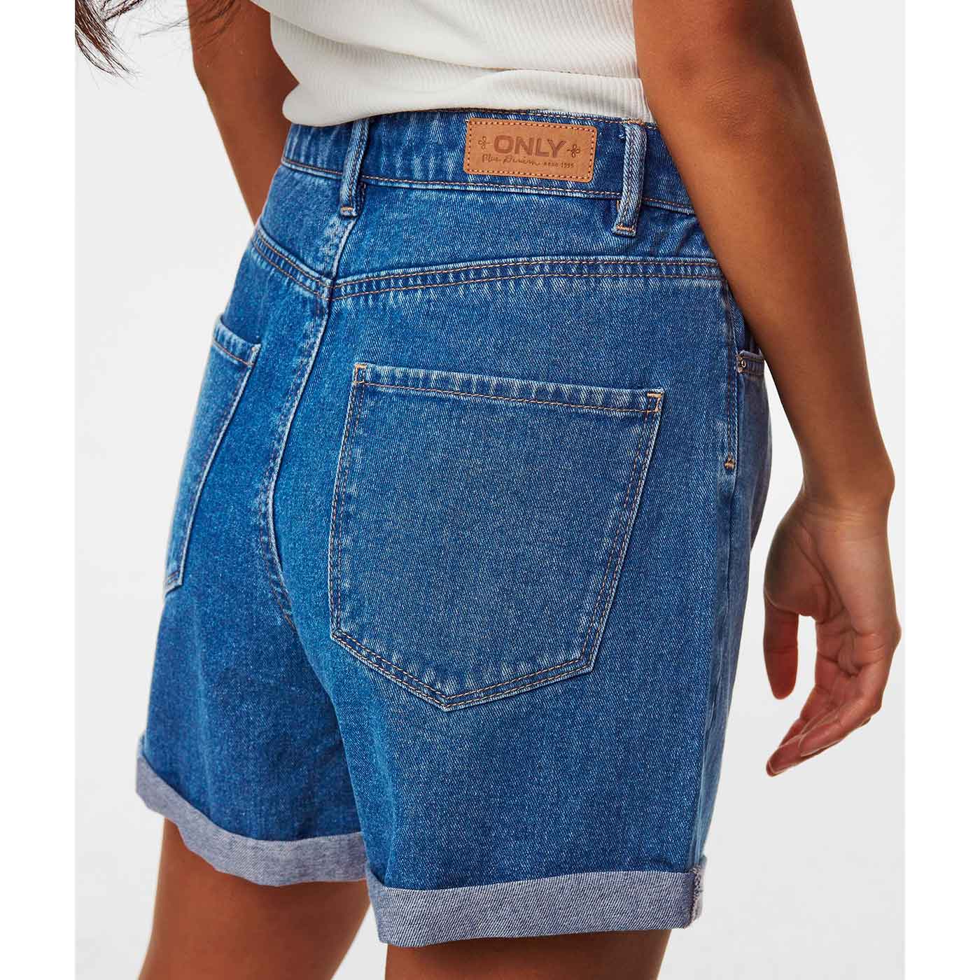 ONLY - SHORTS - VEGA HW MOM 15230571 - MEDIUM BLUE DENIM